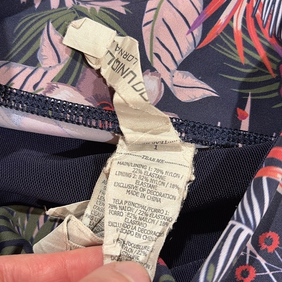 Lorna Jane Tropical Floral Navy High Rise Crop Leggings - Picture 7 of 9